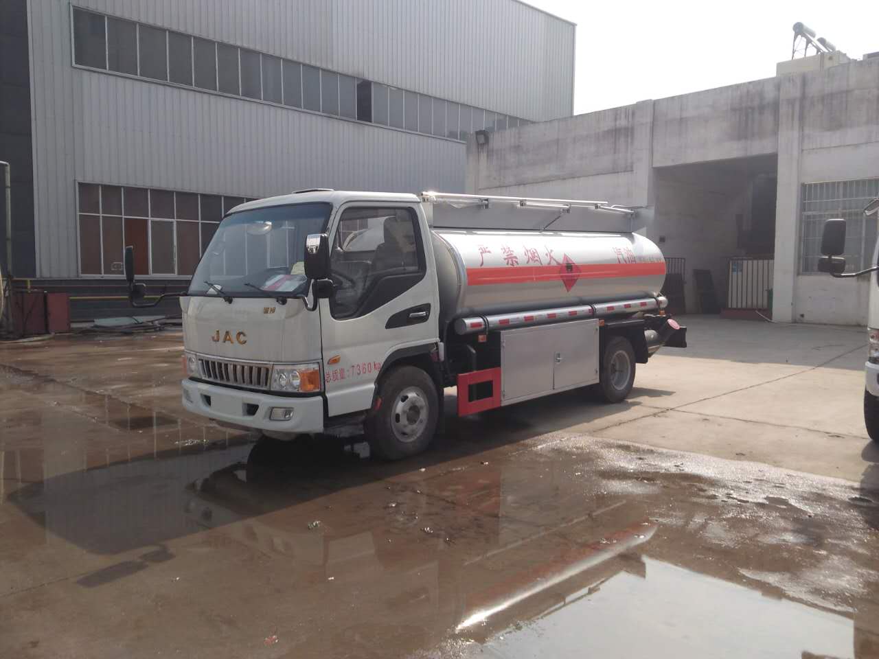 江淮5方易燃液体罐式运输车 安全与效率的完美结合